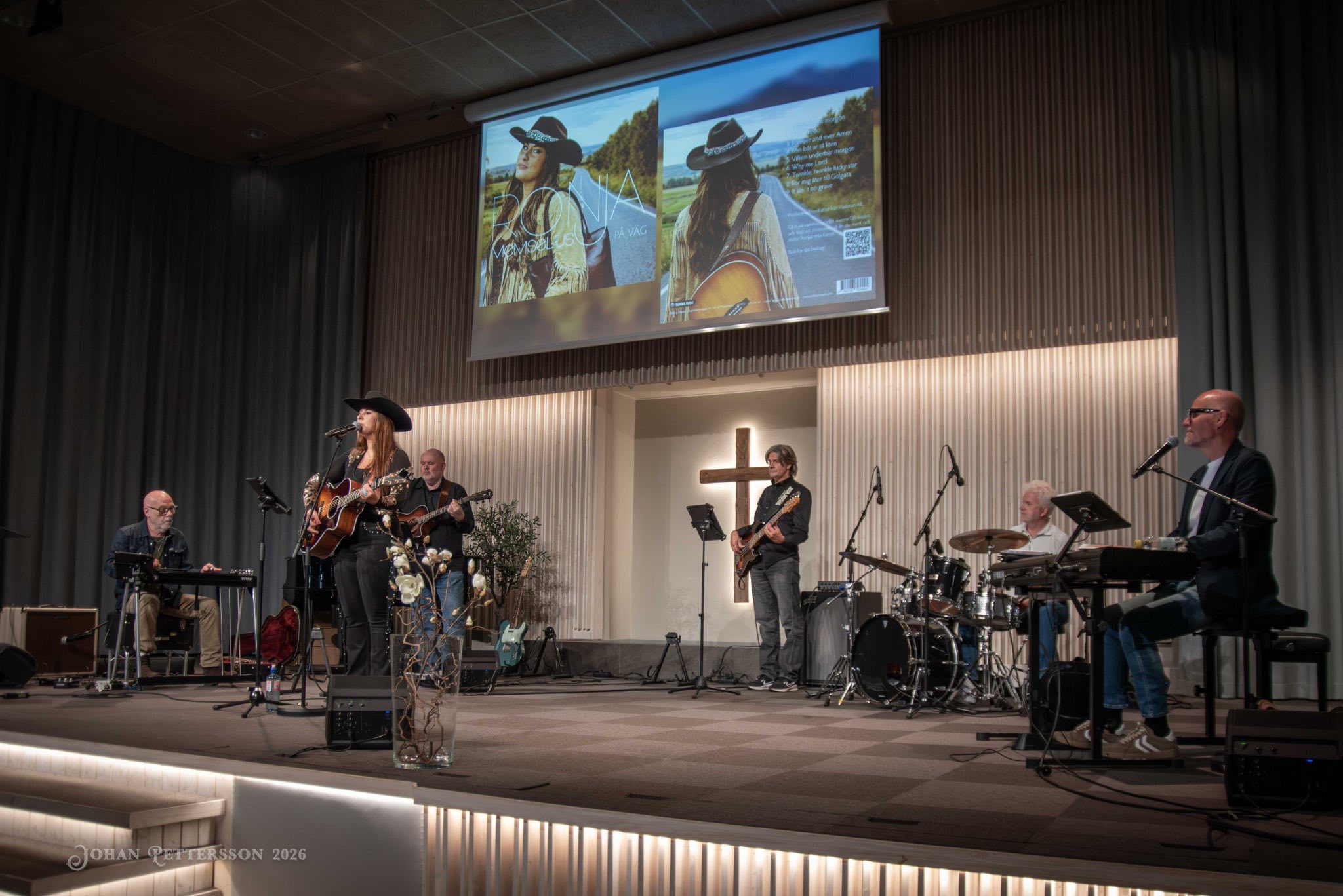 Ronja med band uppträder på scen under CD-debuten.